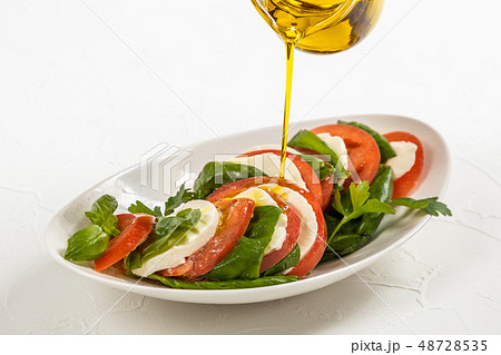 イタリアンサラダ カプレーゼ　Caprese((Cheese and tomato) 48728535