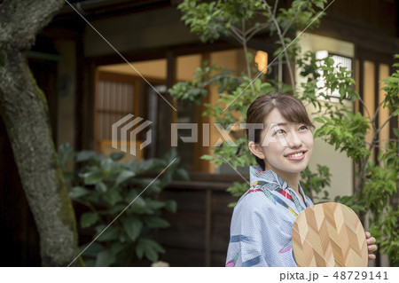 夏イメージ 古民家 浴衣 女性 団扇 夏イメージ 古民家 浴衣 女性 団扇 48729141