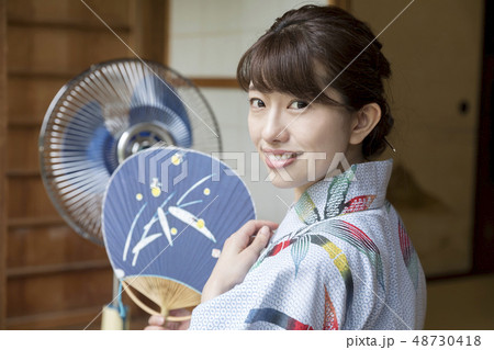 夏イメージ 古民家 浴衣 女性 団扇 夏イメージ 古民家 浴衣 女性 団扇 48730418