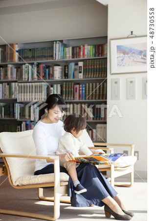 図書館で本を読む親子 48730558