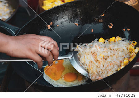 Thai street fast food in hot pan, Pad Thai thai 48731028