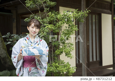夏イメージ　お中元　女性　浴衣姿 48731212