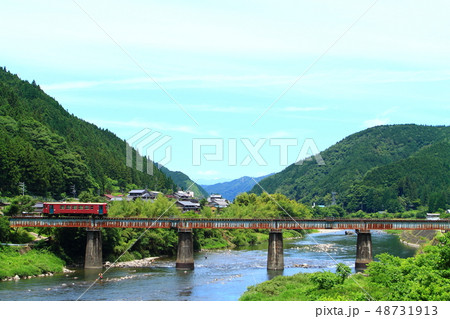 長良川を渡る長良川鉄道の列車 48731913