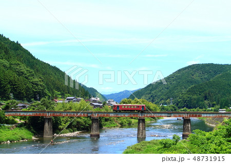 長良川を渡る長良川鉄道の列車 48731915