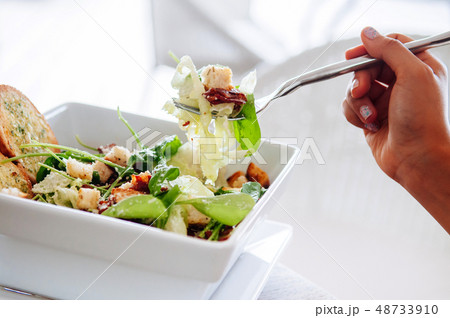Fresh green spinach salad with crispy bacon, Fresh green spinach salad with crispy bacon, 48733910