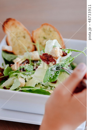 Fresh green spinach salad with crispy bacon, 48733911