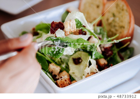 Fresh green spinach salad with crispy bacon, 48733912