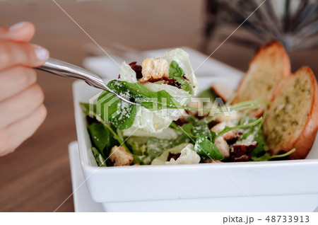Fresh green spinach salad with crispy bacon, Fresh green spinach salad with crispy bacon, 48733913