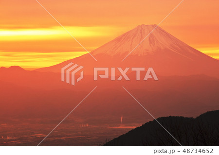 朝焼けに染まる富士山（韮崎市・荒倉山からの眺望） 48734652