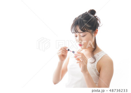 メイクをする若い女性 48736233
