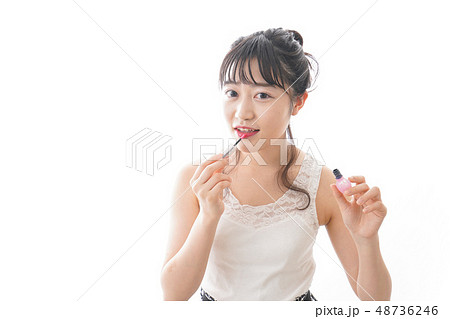 メイクをする若い女性 48736246
