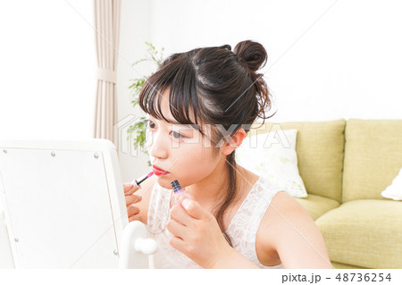 メイクをする若い女性 48736254
