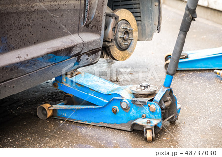 The process of replacing summer tires with winter  48737030