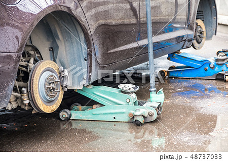 The process of replacing summer tires with winter The process of replacing summer tires with winter 48737033
