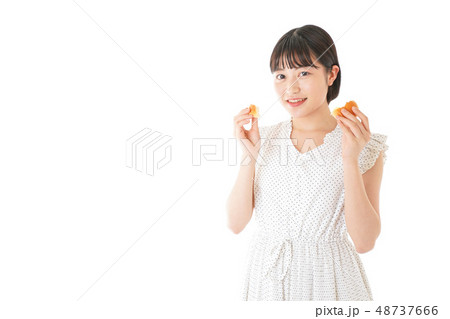 パンを食べる若い女性 48737666