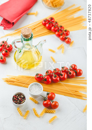 Italian Pasta with tomatoes, oil 48737820