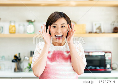 驚く ビックリ 主婦 女性 48737914