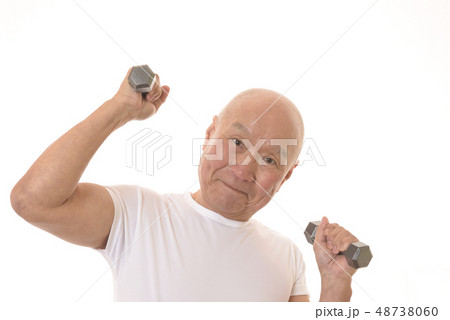 ダンベルで筋トレをする日本人シニア 48738060