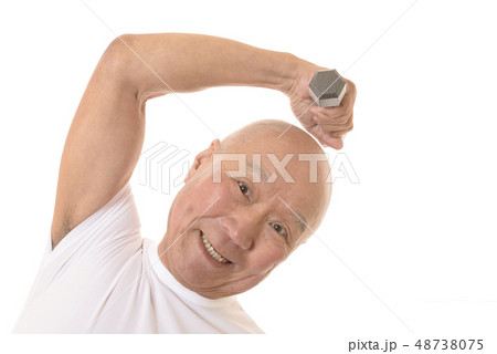 ダンベルで筋トレをする日本人シニア 48738075