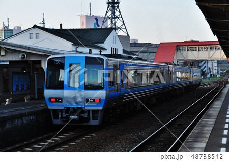 伊予大洲駅を発車する特急宇和海(2000系試作車TSE) 伊予大洲駅を発車する特急宇和海(2000系試作車TSE) 48738542
