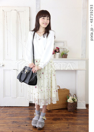 若い女性　お出かけ 48739293