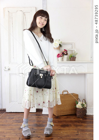 若い女性　お出かけ 48739295