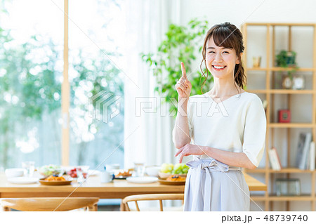 若い女性 48739740
