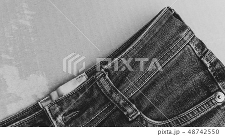 白黒　 ビンテージ イメージ デニム ジーパン 生地 布  写真 カジュアル モノクロ 背景 素材  48742550