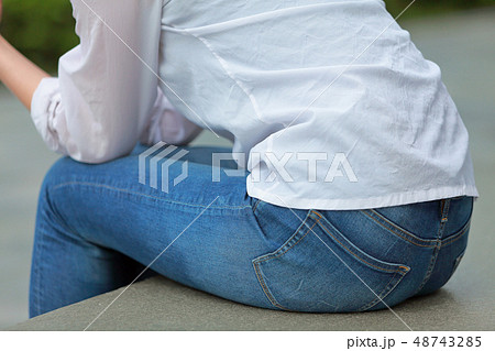 ベンチに座る女性(後ろ姿) 48743285