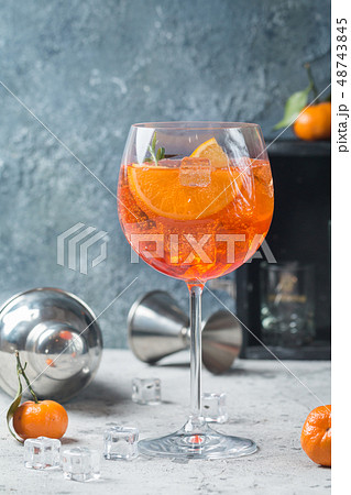 Aperol spritz cocktail 48743845