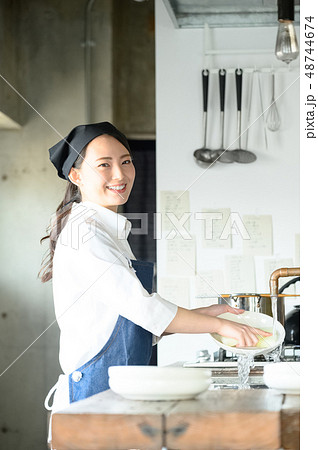 キッチン　レストラン　女性 48744674