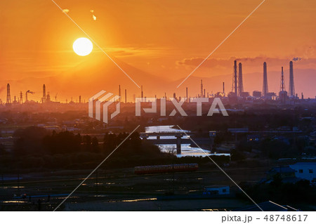 千葉県 俯瞰の絶景ポイント 着地寸前のダイヤモンド富士と小湊鉄道と工場煙突と養老川 千葉県 俯瞰の絶景ポイント 着地寸前のダイヤモンド富士と小湊鉄道と工場煙突と養老川 48748617