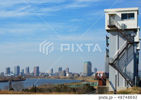 荒川の川原より芝川水門と川口元郷の住宅街を望む 48748692