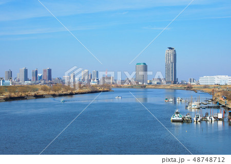 鹿浜橋より青空が広がる川口元郷の住宅街を望む 48748712
