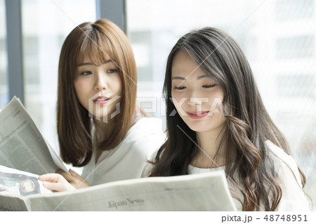 窓辺で新聞を読む女性二人 窓辺で新聞を読む女性二人 48748951