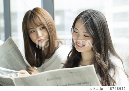 窓辺で新聞を読む女性二人 窓辺で新聞を読む女性二人 48748952