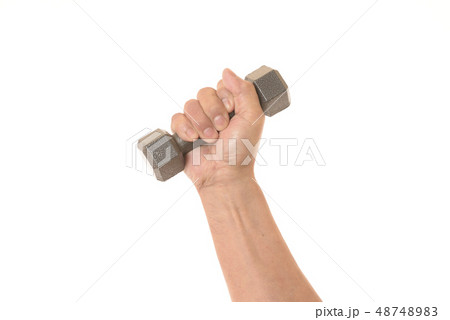 ダンベルを握るシニアの手 48748983