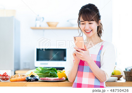 若い女性（スマホーキッチン） 48750426