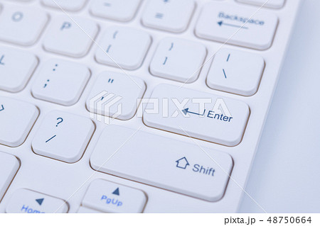 キーボード パソコン 白背景の写真素材