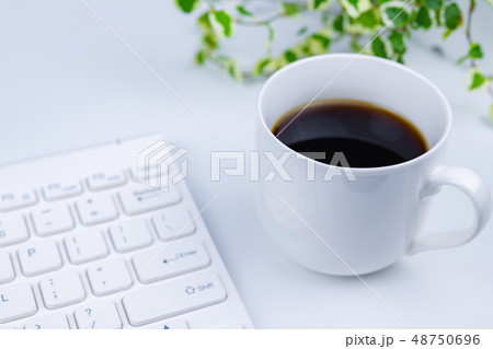 休憩イメージ コーヒーブレイク キーボード コーヒー 白背景 パソコン 休憩イメージ コーヒーブレイク キーボード コーヒー 白背景 パソコン 48750696