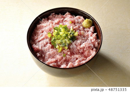 まぐろのたたき丼　ねぎとろ丼 48751335