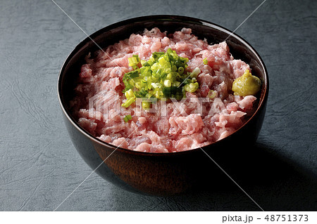 まぐろのたたき丼　ねぎとろ丼 48751373