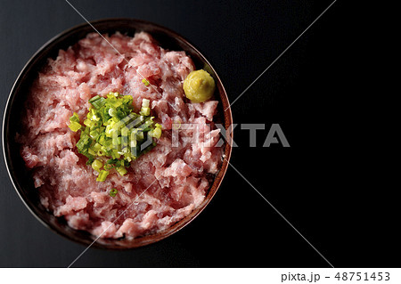 まぐろのたたき丼　ねぎとろ丼 48751453