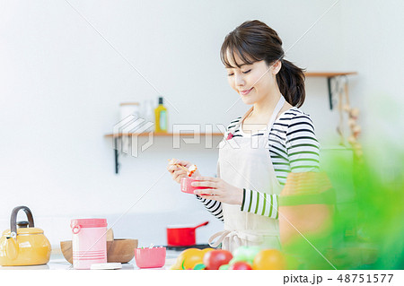 お弁当を詰める女性　料理をする主婦　キッチン　台所 48751577