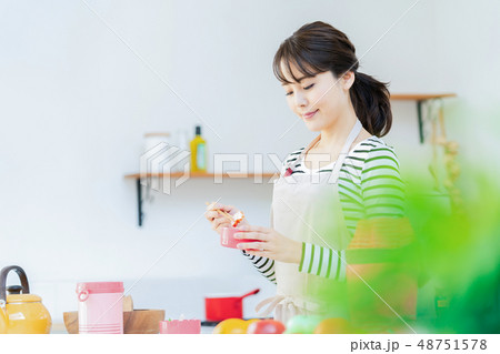 お弁当を詰める女性　料理をする主婦　キッチン　台所 48751578