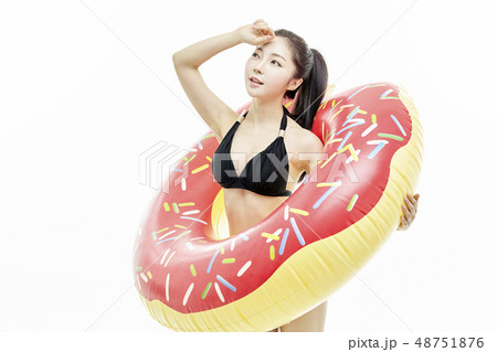 若い女性 夏 バカンス 48751876