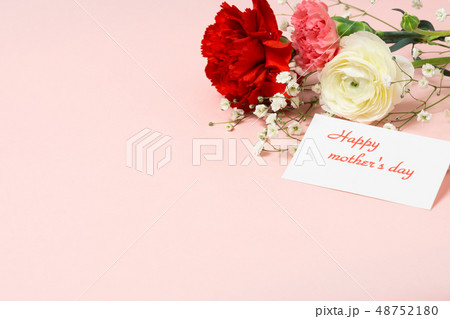 母の日】カーネーションの花束とメッセージカードの写真素材 [48752180