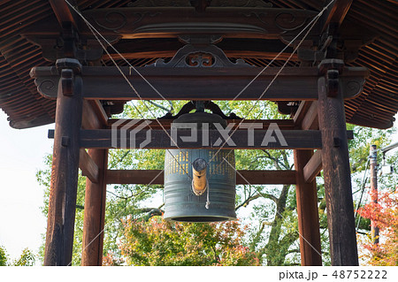 お寺の鐘 時報 除夜の鐘 銅鐸 京都 仏教の写真素材 [48752222] - PIXTA