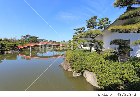 中津万象園、丸亀美術館側から八景池と邀月橋を見る 48752842