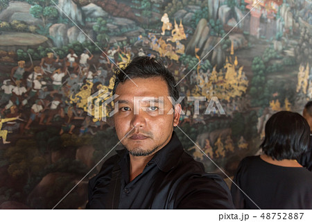 People to pay and respect to Thai King Bhumibol 48752887